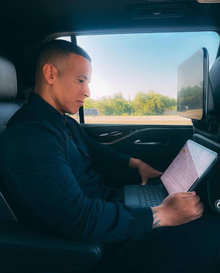 Durante una reciente entrevista con el <i>stand-up comedian,</i> Keropi Sánchez, <b> la primera desde que se convirtió al cristianismo, </b>el artista aclaró los rumores que han circulado respecto al supuesto negocio que estaría haciendo tras dejar la música secular. 