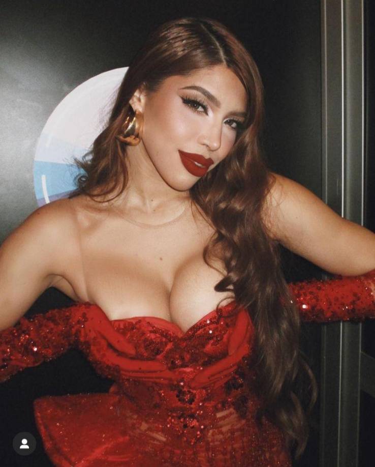 “Cuando yo me inscribí a la universidad, lo primero que pregunté fue ‘¿Puedo ir vestida como yo quiera?’’, y ¿Qué crees que me dijeron? ‘Sí, no hay reglas sobre la vestimenta’ y dije ‘Ya está, no voy a tener problemas en la escuela por mi forma de vestir, yo quería ir vestida, maquillada y con mis piercings y mis tatuajes como yo quisiera”, explica Mua luego de que la mandaran hablar de la oficina del decano.