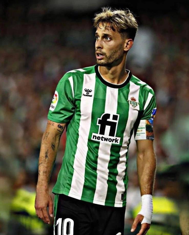 Bombazo en la Liga MX. El Real Betis y el Rayados de Monterrey han alcanzado un principio de acuerdo para el traspaso del centrocampista Sergio Canales, que pagará entre 10 y 15 millones de euros por la transferencia, según variables y se convertiría en el fichaje más caro de la Liga MX.
