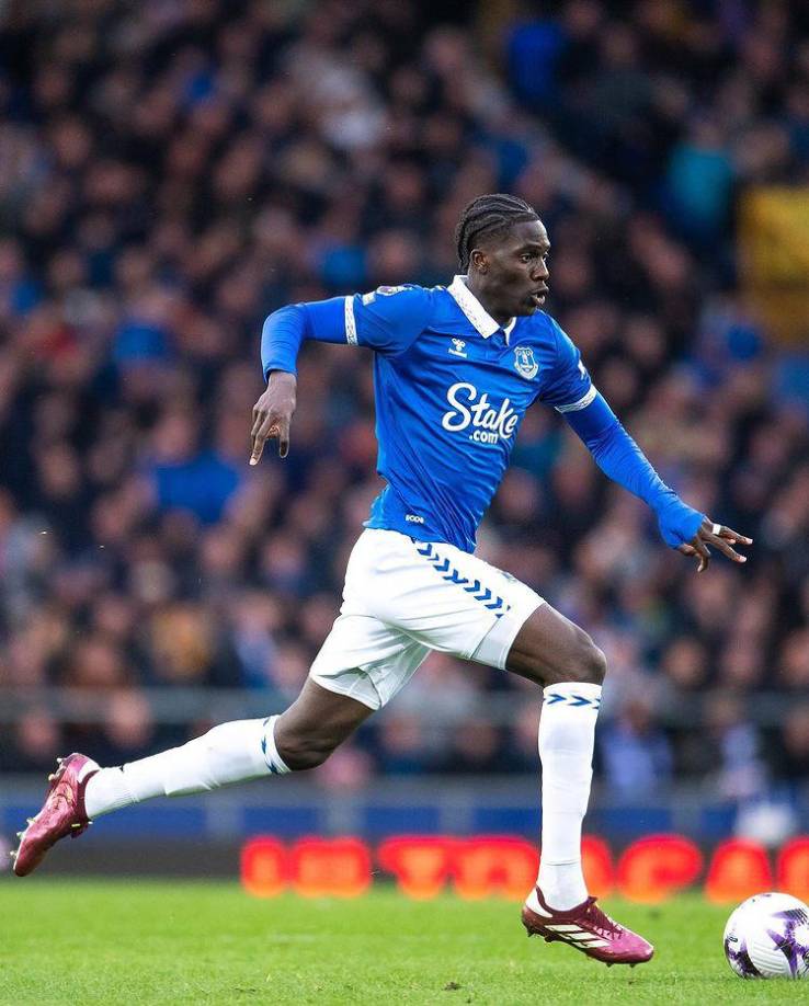 Según informa ‘Sky Sports’, Amadou Onana saldrá en este mercado de verano del Everton rumbo al Bayern. 