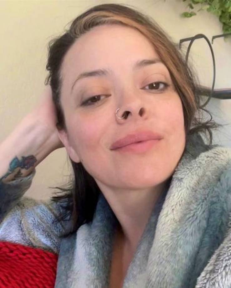 Señala que por años fue la ayuda constante de su amiga y que incluso la ayudaba a ir al baño, “yo tenía que bañarla, yo tenía que llevarla al baño, darle de comer, lo hice como por 2 años, cuando yo la conocí me toco mucho su vida, ella era maestra, el marido se fue a España y la dejo por otra”.