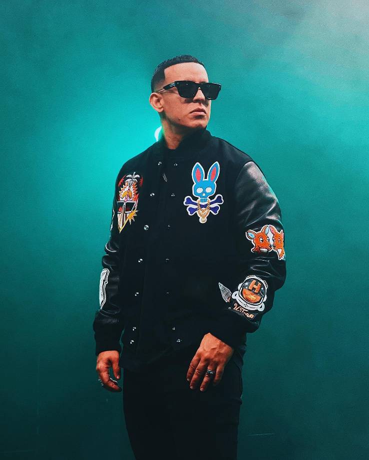 En una rueda de prensa, en la que estaba flanqueado por el exbeisbolista dominicano David ‘Big Papi’ Ortiz y los productores Playz-n-Skillz, Daddy Yankee reveló que su canción inédita “Chispa”, ha sido escogida como el tema oficial del Clásico.