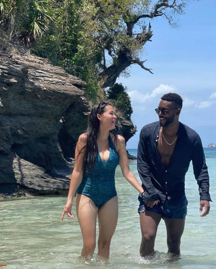 Clayvin Zúniga - El delantero del Marathón aprovechó los días de descanso para visitar los Cayos Cochinos junto a su pareja Gabriela Aguilar.