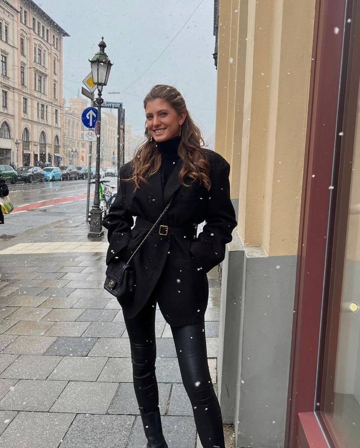 Schneiderhan trabaja como modelo después de que se le detectara talento desde una edad temprana.