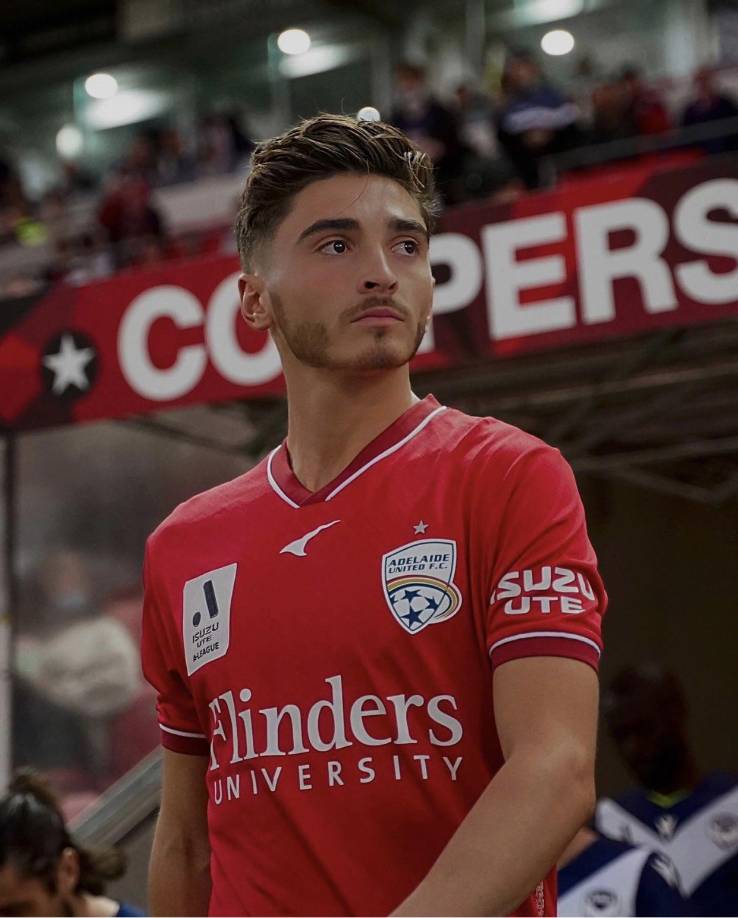 Josh Cavallo declaró su homosexualidad en el 2021: “Durante los últimos seis años he estado sufriendo por mi sexualidad. Así que hoy voy a hacer público que soy gay, soy un futbolista gay”, confesó.