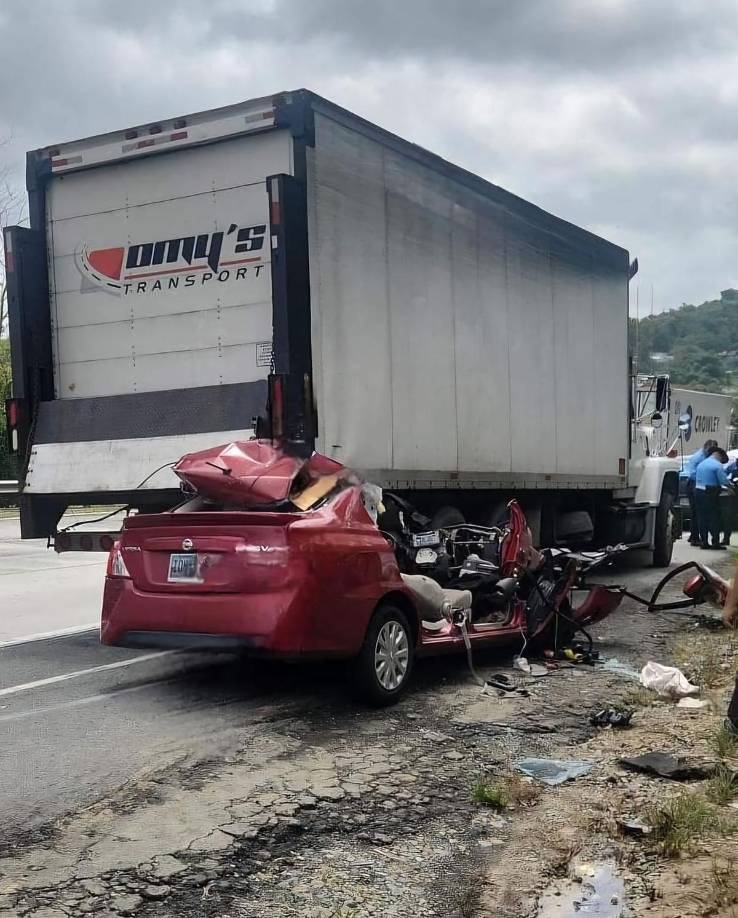 El incidente sucedió alrededor de las 10 am cuando la joven de 20 años, quien viajaba en su vehículo Nissan Versa color rojo, impactó la parte posterior de un camión, en la carretera PR- 52 kilómetro 27.1 en dirección de Cayey a Caguas, de acuerdo un informe policíaco.