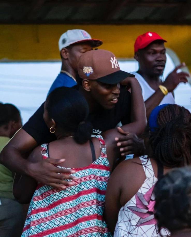 Los ciudadanos abrazaron al delantero catracho que se sigue ganando el corazón de muchos compatriotas.
