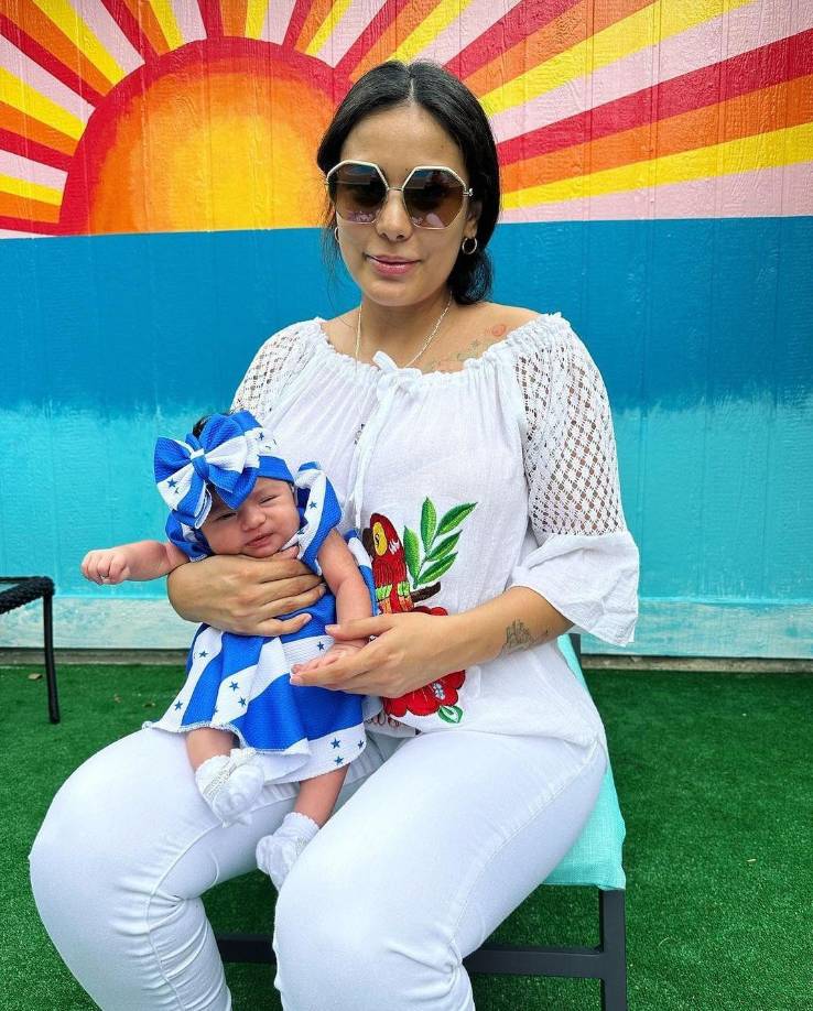 Elsa Oseguera recién se entrenó como madre y está al pendiente de su recién nacida.