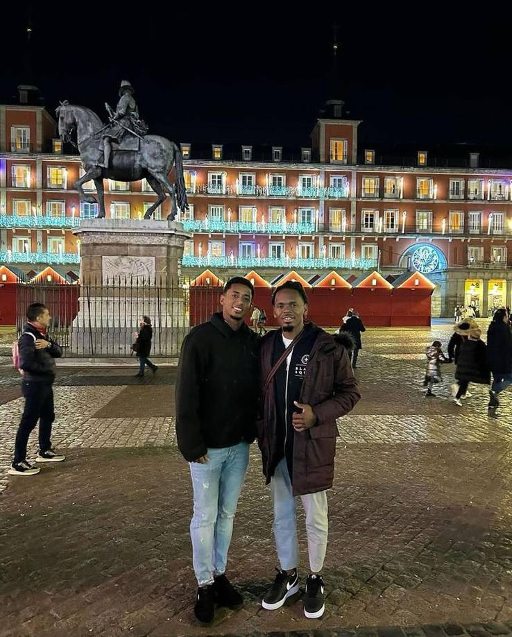‘Choco’ Lozano se reencontró en esta Navidad con su hermano, el también futbolista Luis Ramos. Se tomaron esta foto en la Plaza de la Villa de Madrid, España.