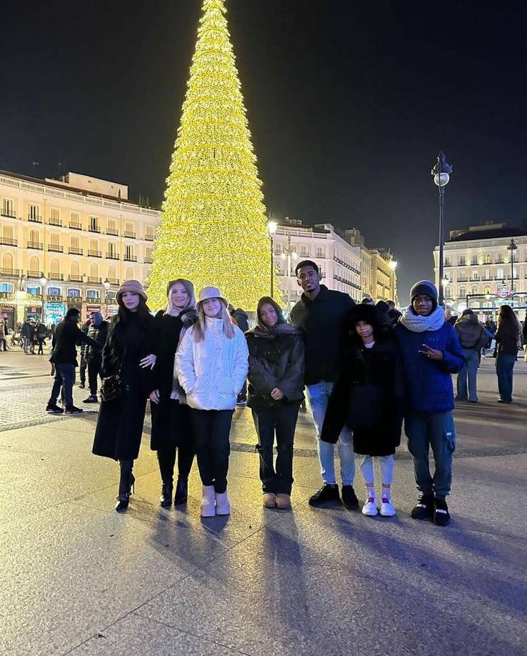 ‘Choco’ Lozano y Joselinn Silver posaron en la Plaza de la Villa de Madrid, España, junto a familiares.