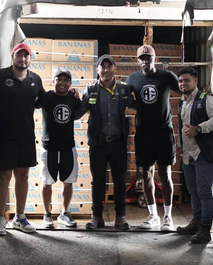 El equipo de trabajo que acompañó a Alberth Elis en la entrega de las mil cajas de bananos .