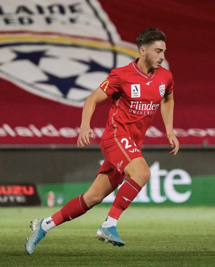 Josh Cavallo es de nacionalidad australiana y juega como lateral izquierdo en el Adelaide United de su país. El defensor se mostró enfadado contra Iker y Puyol.