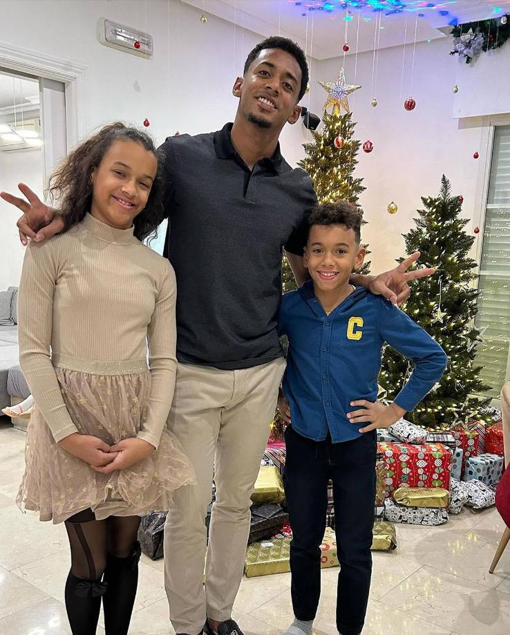 El futbolista hondureño se mostró feliz en la Nochebuena en compañía de sus seres queridos.