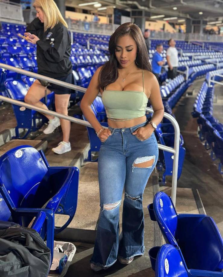 Su cuerpo, piel morena y su carácter extrovertido la hacen una candidata fuerte para ser a próxima concursante en Nuestra Belleza Latina. Aparte tiene facilidad de palabra que le facilita hablar en público. 