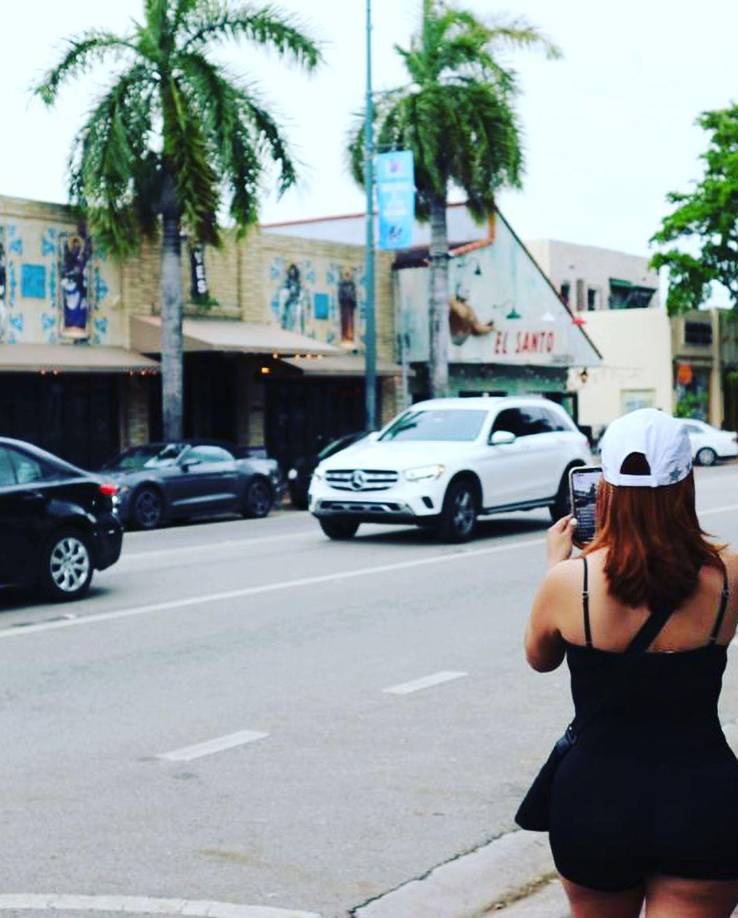 La periodista aprovechó para entrevistar a algunas personas y para grabar contenido para sus redes sociales.