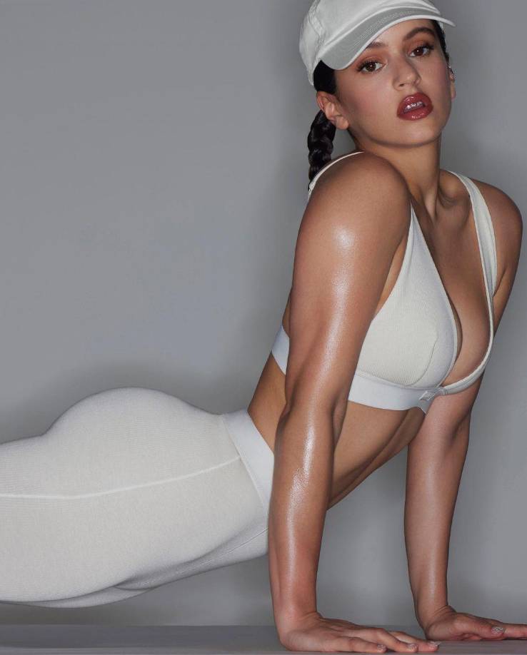 La propia Rosalía compartió algunas fotos en sus redes sociales, donde posa con varios conjuntos de ropa interior y cómoda de algodón en colores neutros. 