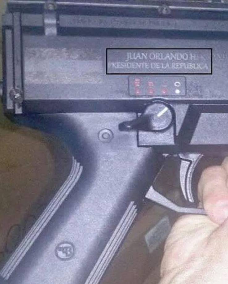 “CC-5 y CC-6 no están disponibles y no tenían ningún incentivo para mentir. También admito las fotos del teléfono de Tony Hernández de ametralladoras, 1 con JOH inscrito”, mencionó.