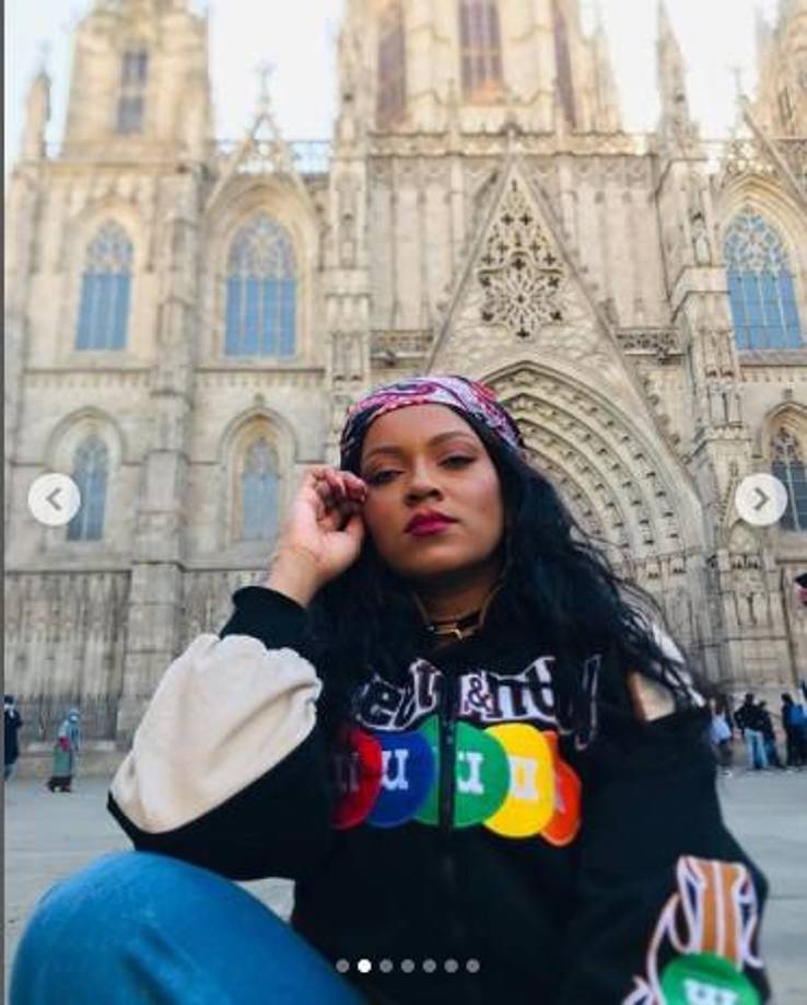 Prácticamente todos sus vídeos tienen comentarios en los que los fans hablan de su increíble parecido con Rihanna, ¡y con razón!