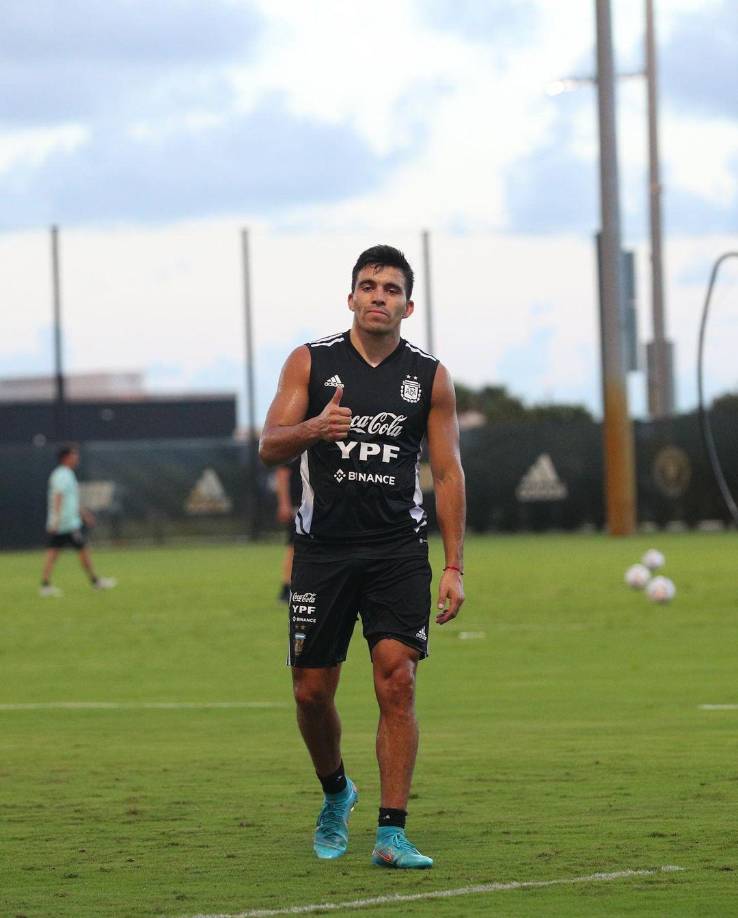 El lateral izquierdo Marcos Acuña se le asignó el número 8. 