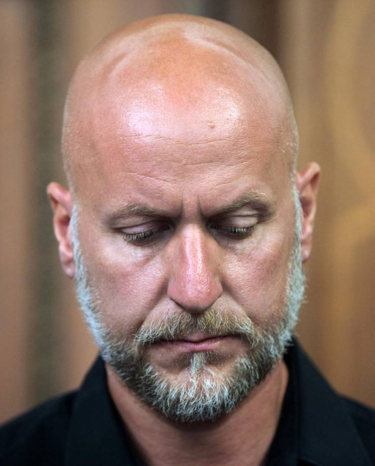 Medios locales han informado que Schaller es un empresario alemán fundador del Grupo RSG, que integran cadenas de gimnasios a nivel global.