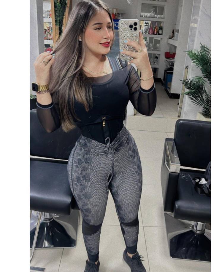 Gabriela da clases por la mañana y entrena una hora al día de lunes a viernes para lucir su espectacular figura.