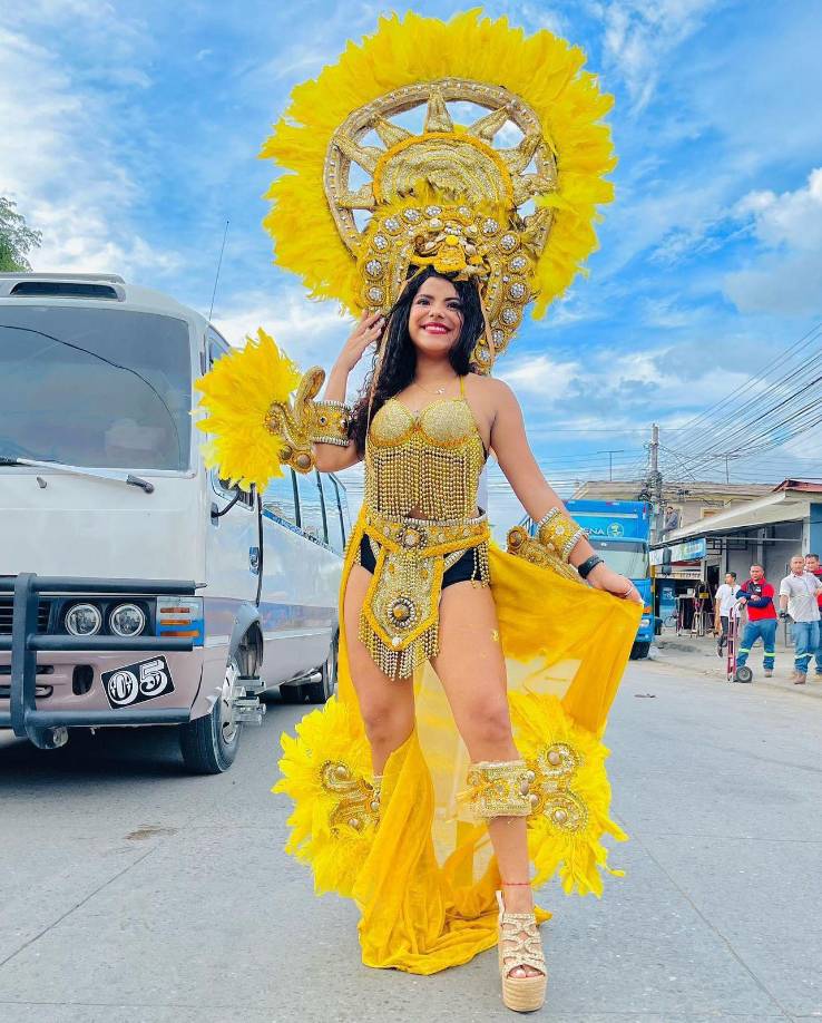 Su carisma, belleza y talento la han consagrado como una de las consentidas de su agrupación musical, asimismo una de las nuevas imágenes más queridas del momento. 