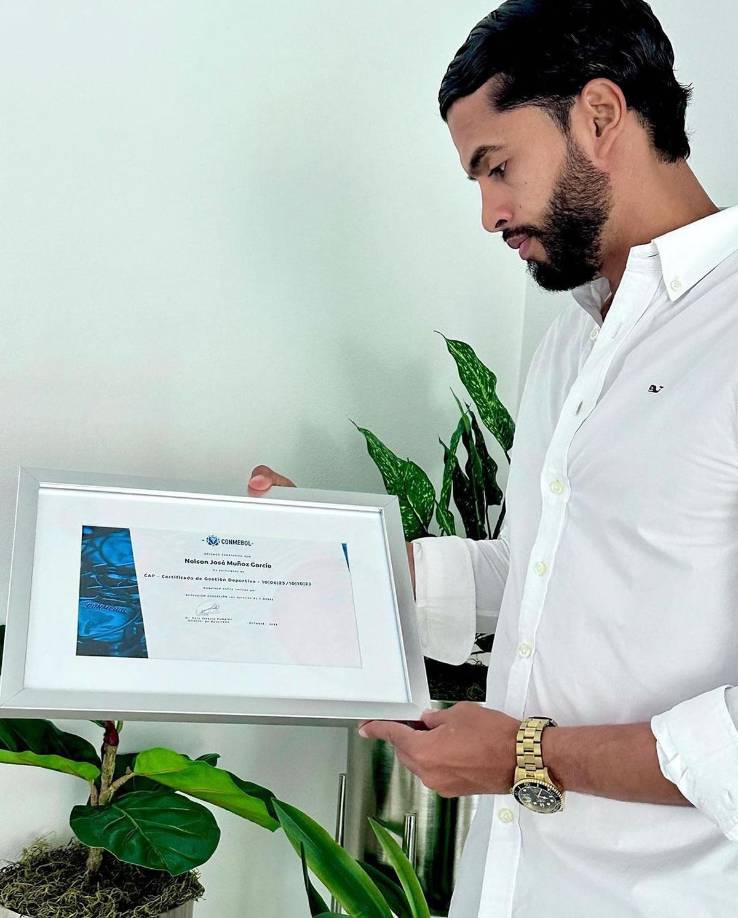 Ese diploma le permite a Muñoz en un futuro ejercer un cargo de director deportivo de un club de fútbol.
