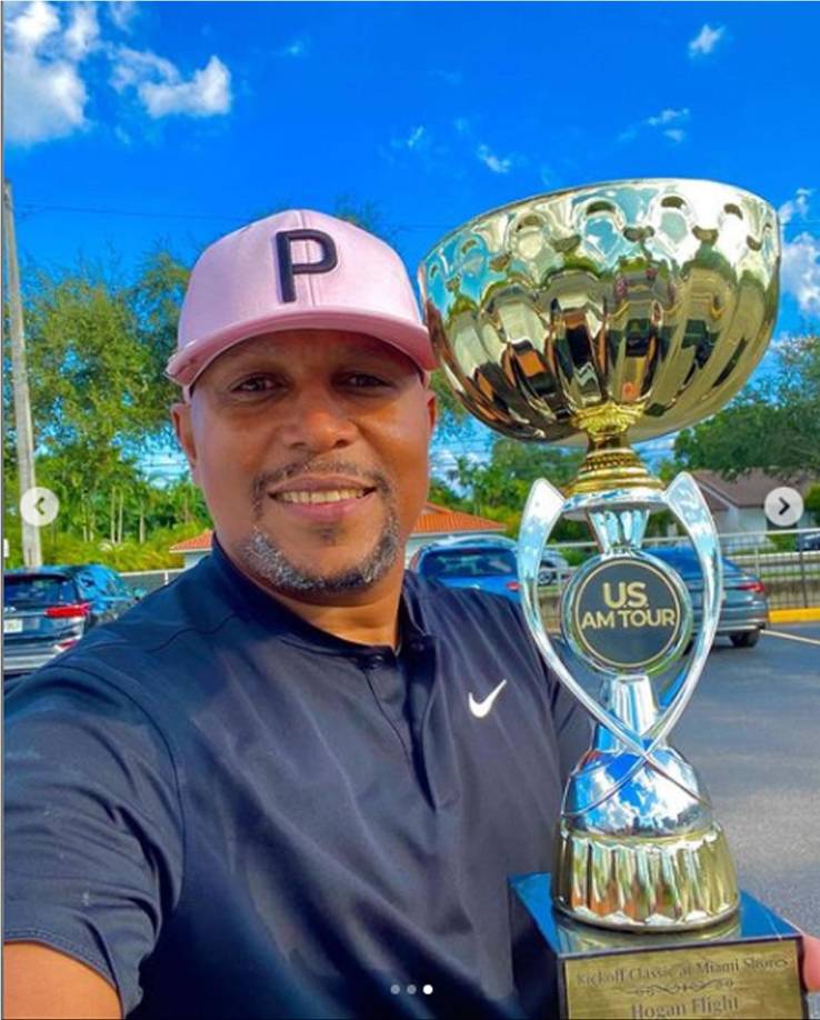 Carlos Pavón posando con uno de los trofeos que ganó en el torneo US AM Tour en Estados Unidos.