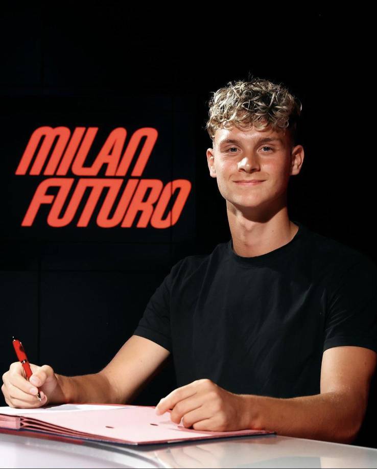 El hijo de Ibrahimovic, Maximiline Ibrahimoic, firmó su primer contrato profesional con el Milan, según anunció el jueves el club de la Serie A.