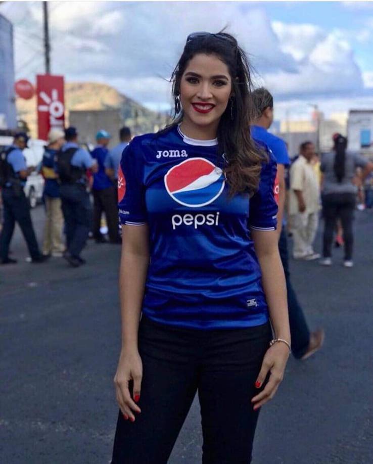Carolina Lanza: La hermosa presentadora de noticias es seguidora del Motagua.