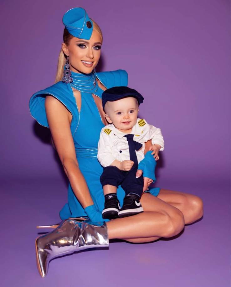 Paris Hilton, como la orgullosa madre que es escribió en la descripción, “Damas y caballeros, permítanme presentarles a su tripulación de vuelo.” Agregando unos emojis llenos de amor. 