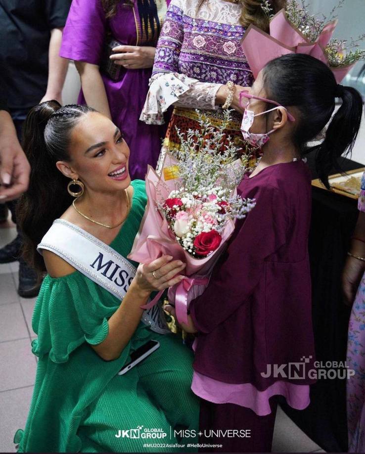 Sin embargo, la organización de Miss Universo y la Gabriel han compartido fotografías de su gira, donde se muestra feliz por el recibimiento y por las actividades realizadas.