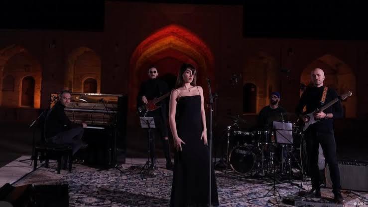 ¿Quién es Parastoo Ahmadi, la cantante condenada a 74 latigazos en Irán?