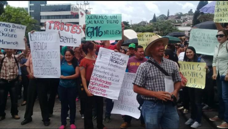 Los docentes de Proheco han protestado en Tegucigalpa durante los últimos meses, a inmediaciones del Congreso.
