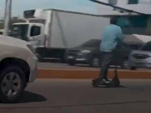 En el video se observa al ministro hondureño José Carlos Cardona a bordo de un scooter eléctrico.