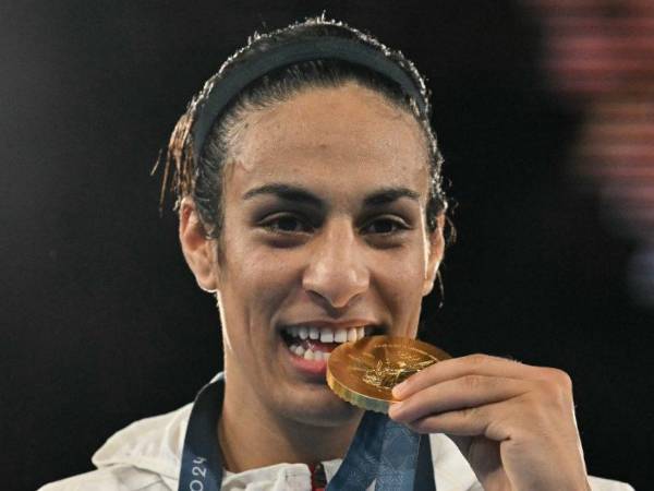 Imane Khelif besando la medalla de oro conquistada.