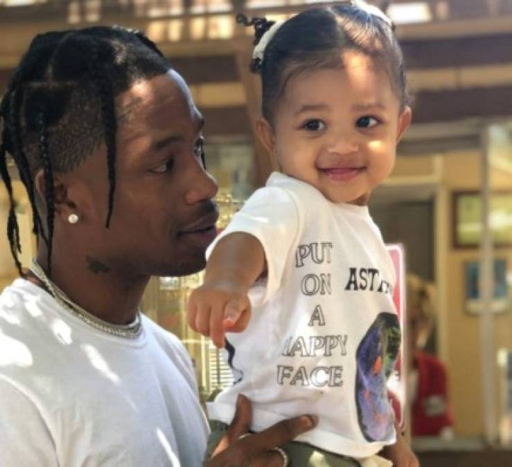 La pequeña Stormi cumplirá 2 años el primer de febrero con sus padres separados. Travis y Kylie rompieron en septiembre, sin embargo se espera que la expareja se una para festejar a su hija. <a href='https://www.laprensa.hn/fotogalerias/farandula/1344572-411/famosos-separaciones-divorcios-mas-escandalos-del-2019' style='color:red;text-decoration:underline' target='_blank'>Rupturas amorosas de los famosos en 2019</a>