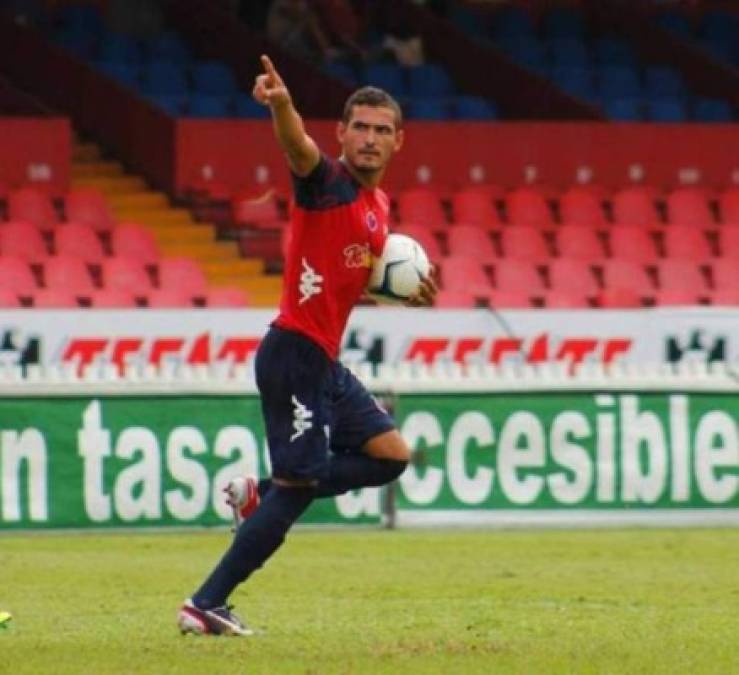 Omar Rosas: Delantero mexicano que llegará al fútbol de Honduras para reforzar la zona ofensiva del Real España. El atacante cuenta con 27 años de edad y su último club fue el San José de Gracia, donde coincidió con el ‘Potro’ Gutiérrez.<br/>