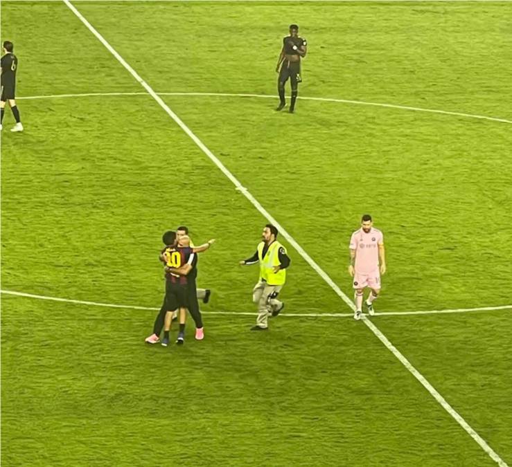 El partido se interrumpió cuando ingresó un hincha con la camiseta de Barcelona, desde una de las tribunas detrás del arco, y fue directo a abrazar a Leo.