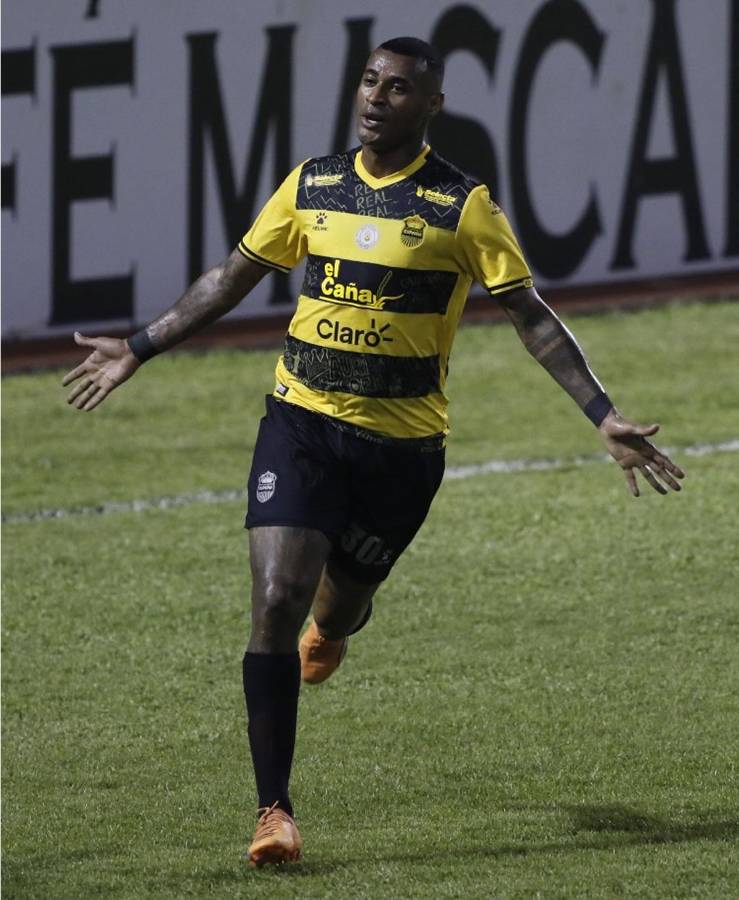 Carlos Small celebrando su gol para el 1-0 del Real España contra el Vida.