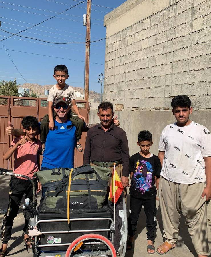 Santiago Sánchez, el español que iba caminando rumbo a Qatar y terminó preso en Irán