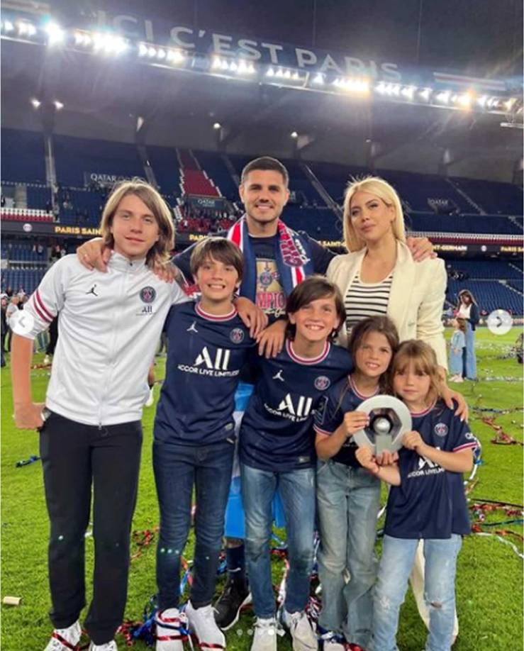 Wanda Nara y Mauro Icardi tienen dos hijos en común Francesca e Isabella, y también compartían con Valentino, Constantino, y Benedicto, los nenes que la mediática modelo tuvo con Maxi López, exjugador argentino.