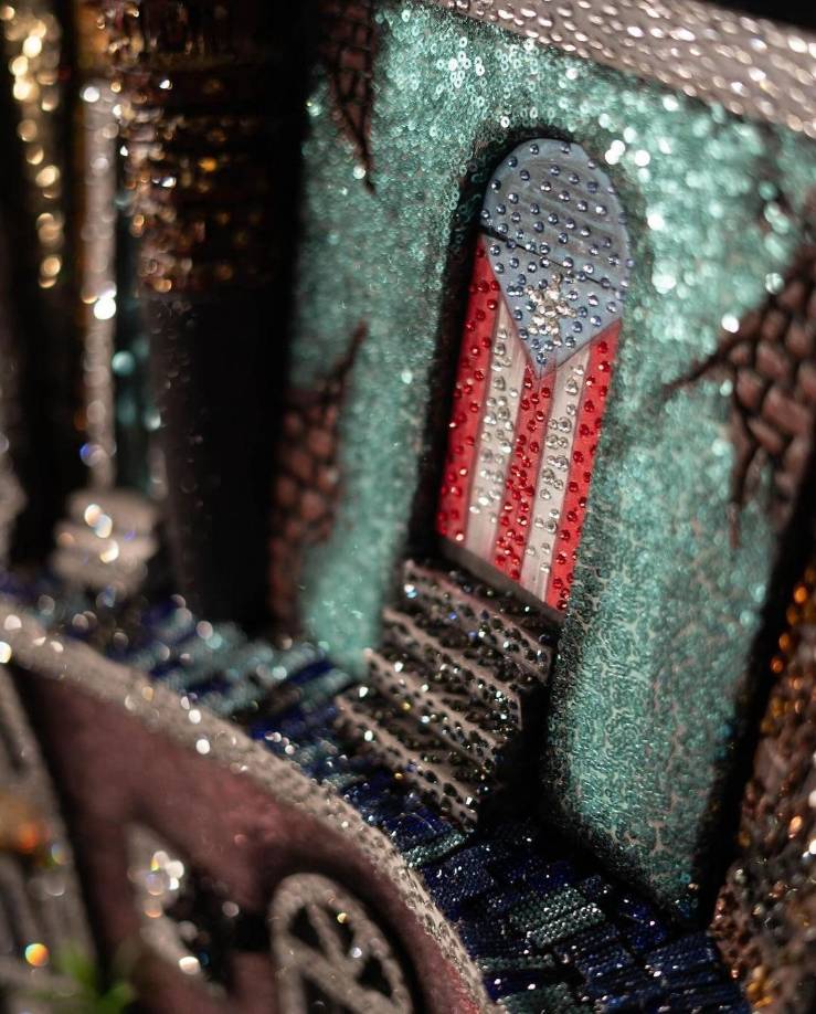 La hermosa Karla Guilfú, publicó en sus redes sociales “El traje típico que tengo el honor de presentarle al universo, rinde homenaje a la arquitectura del Viejo San Juan y la emocionante atmósfera de las Fiestas de la Calle San Sebastian”.