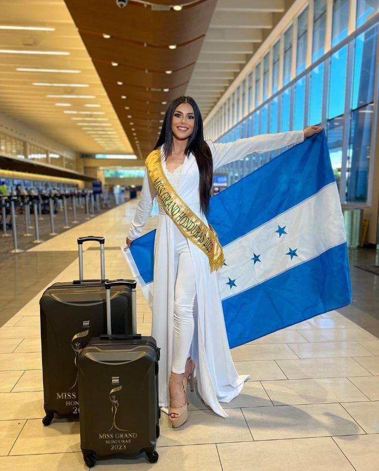 “¡ESTOY EMOCIONADA! Se llegó el GRAND día de despegar hacia Vietnam. Desde hoy mi disciplina y perseverancia se elevan a un nivel mayor para demostrar todas mis capacidades y fortalezas, llevando conmigo todo el amor y cariño de mis catrachos. ¡VIVA HONDURAS!”, escribió en la descripción de su despedida.