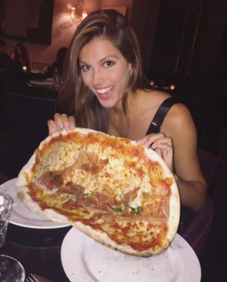 Es amante de la cocina, y como ven no le importa posar sin maquillaje.