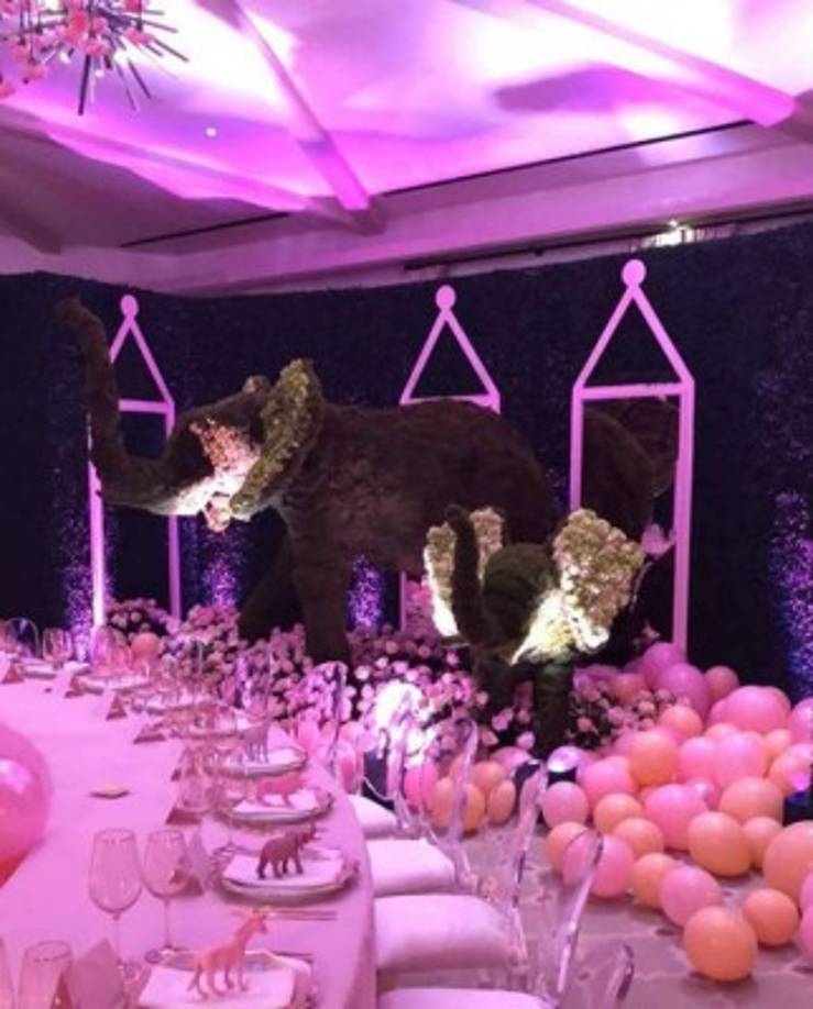 Khloé contó con la ayuda de 'Amazon' que le facilitó parte de la logística y los adornos para poder hacer esta fiesta de lujo.