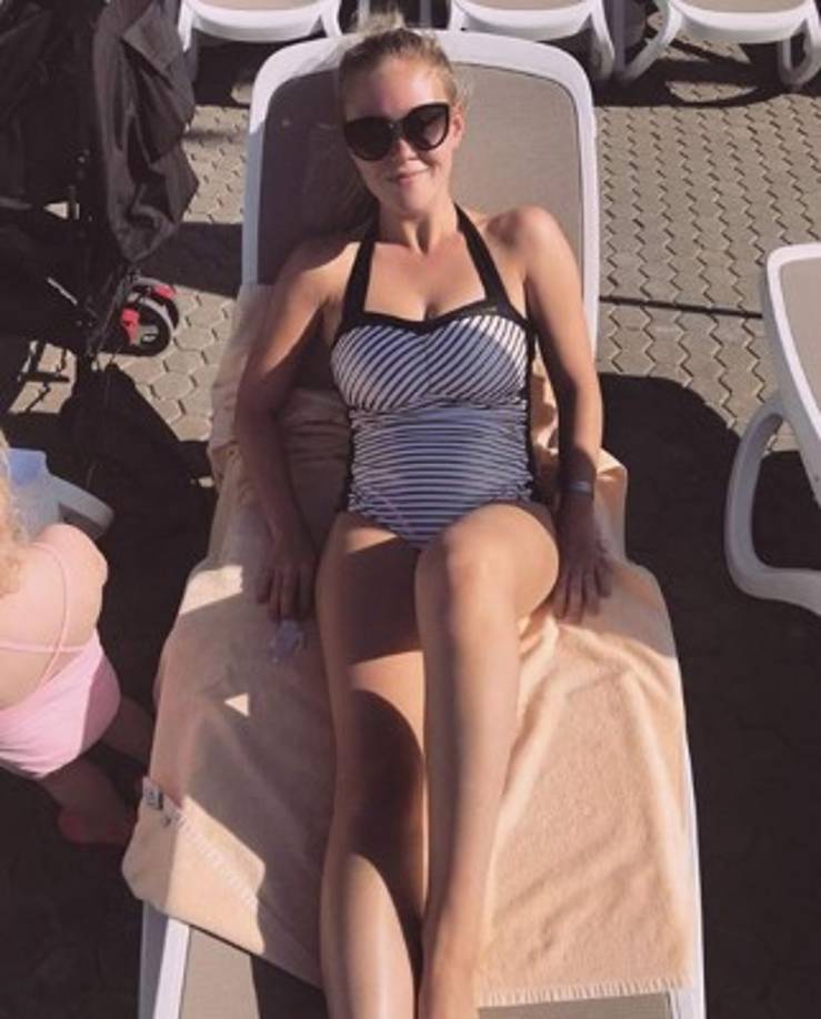 Nicola K Mooy es la esposa del centrocampista Aaron Mooy del Huddersfield de la Premier League de Inglaterra.