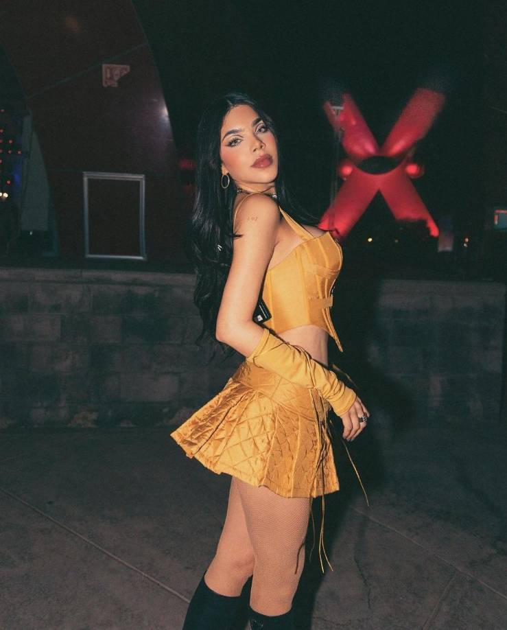 Siguiendo la esencia de Halloween, la cantante Kenia protagoniza a una villana que se protege de los hombres embrujándolos para luego quitarle la vida. 