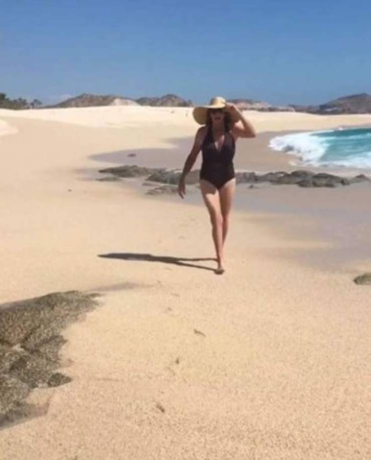 Caitlyn Jenner se puso su bikini más halagador y se filmó caminando por la playa mientras le decía a sus fanáticos que estaba viviendo su fantasía.<br/>