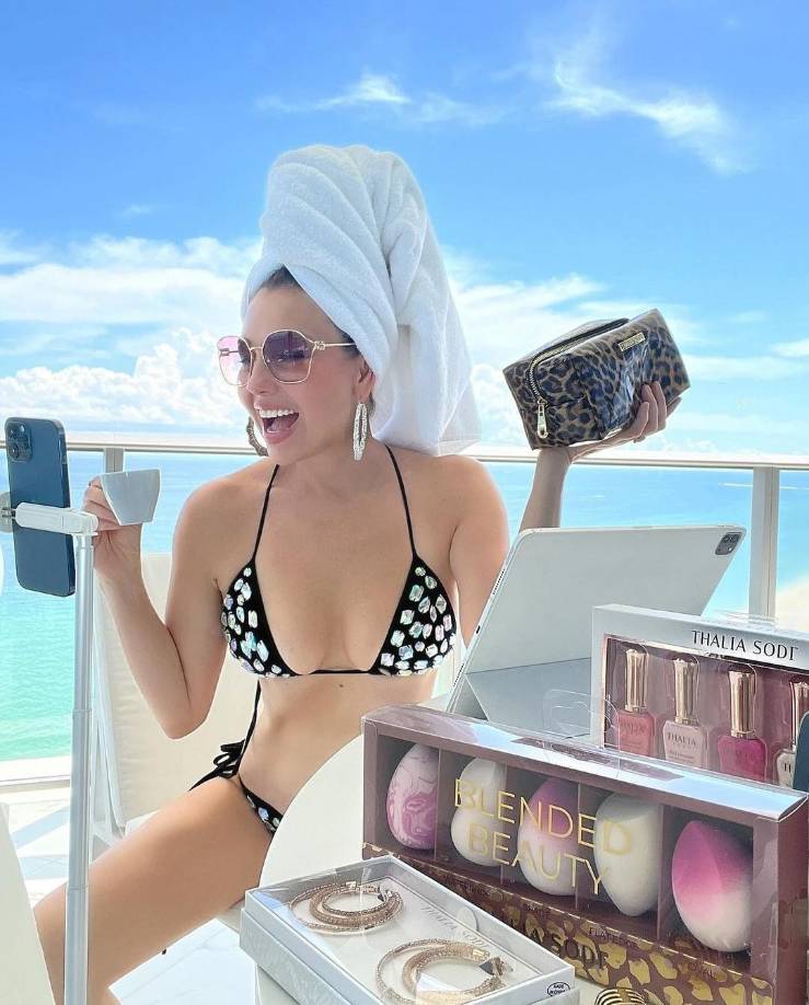 La actriz de “Marimar” desató una ola de preguntas entre sus seguidores, quienes se cuestionaban “¿dónde quedó el ombligo de Thalía?”, el cual no es visible en las fotos que compartió en su Instagram en comparación a lo que se ve cuando la famosa se presenta ante las cámaras. 